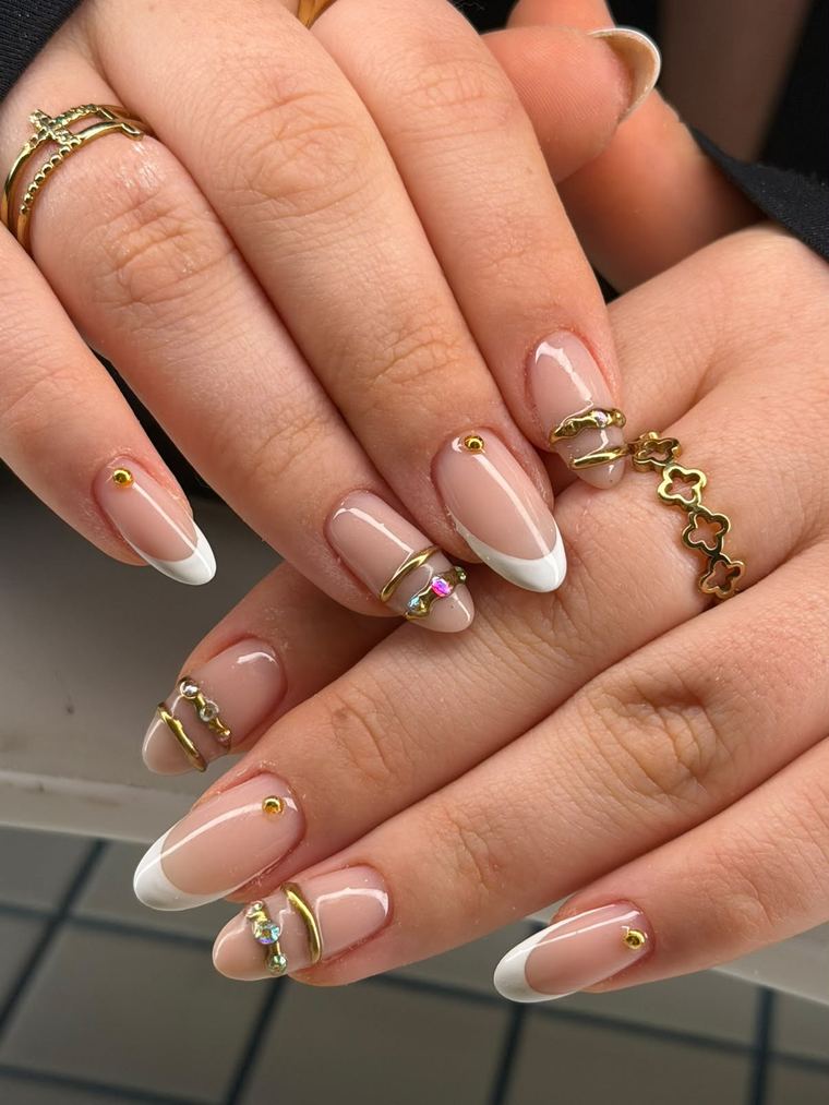 French blanche et bijoux dorés